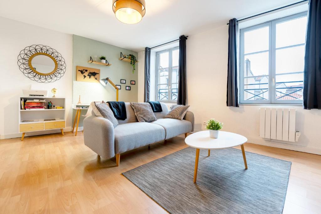 un salon avec un canapé et une table dans l'établissement La loge de Nicolas, à Nancy