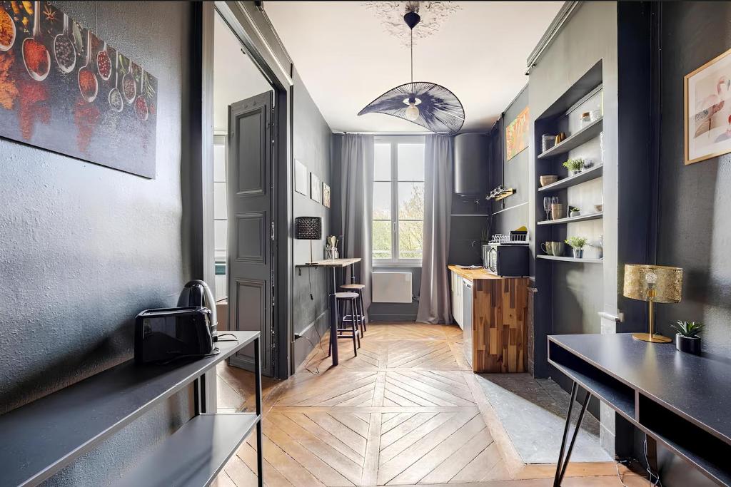 a room with a hallway with a table and a desk at Nancy Vieille ville Stanislas in Nancy