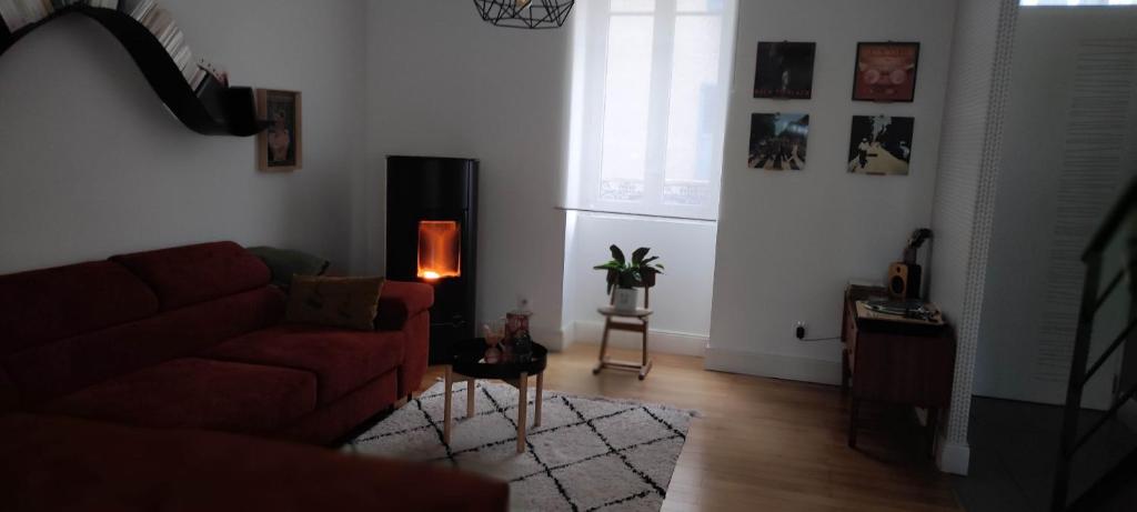 un salon avec un canapé et une table dans l'établissement Villa familiale proche centre, à Bourges