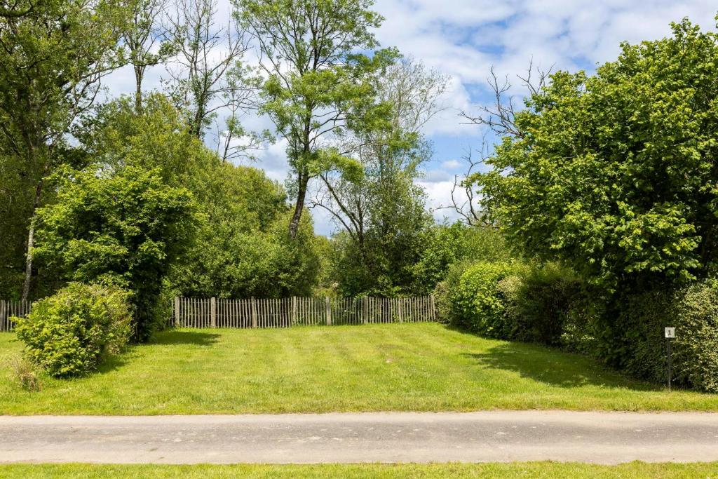 Rives Nature - Emplacement De Camping Vide (tente Non Fournie)