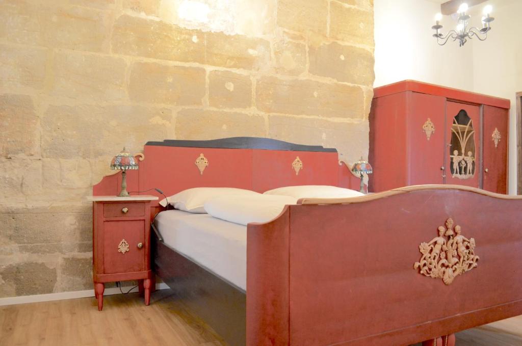 Postel nebo postele na pokoji v ubytování Schlossgut Franken - Schlossapartment Cunrad