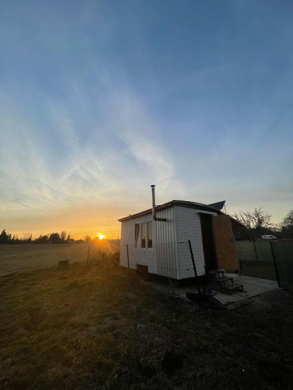 Východ nebo západ slunce při pohledu z kempu nebo okolí