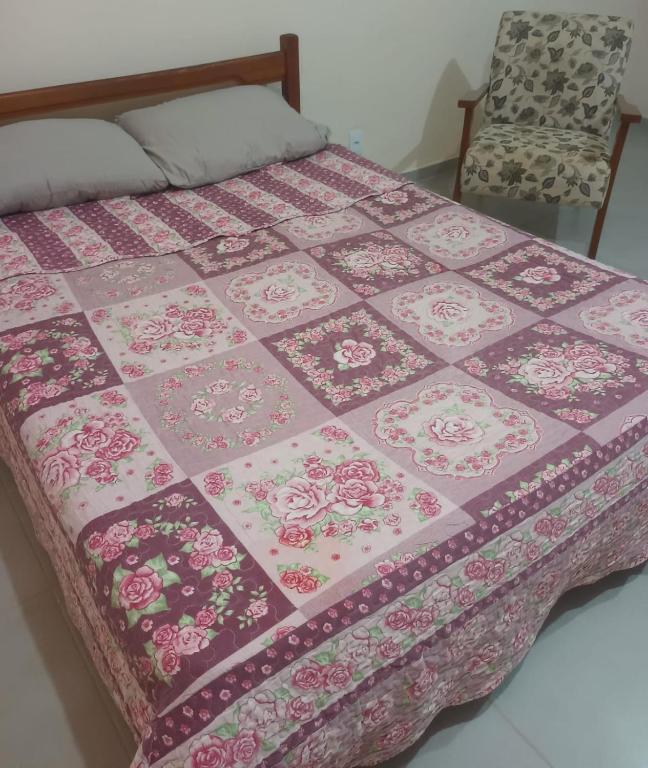 Una cama o camas en una habitación de Quarto confortável