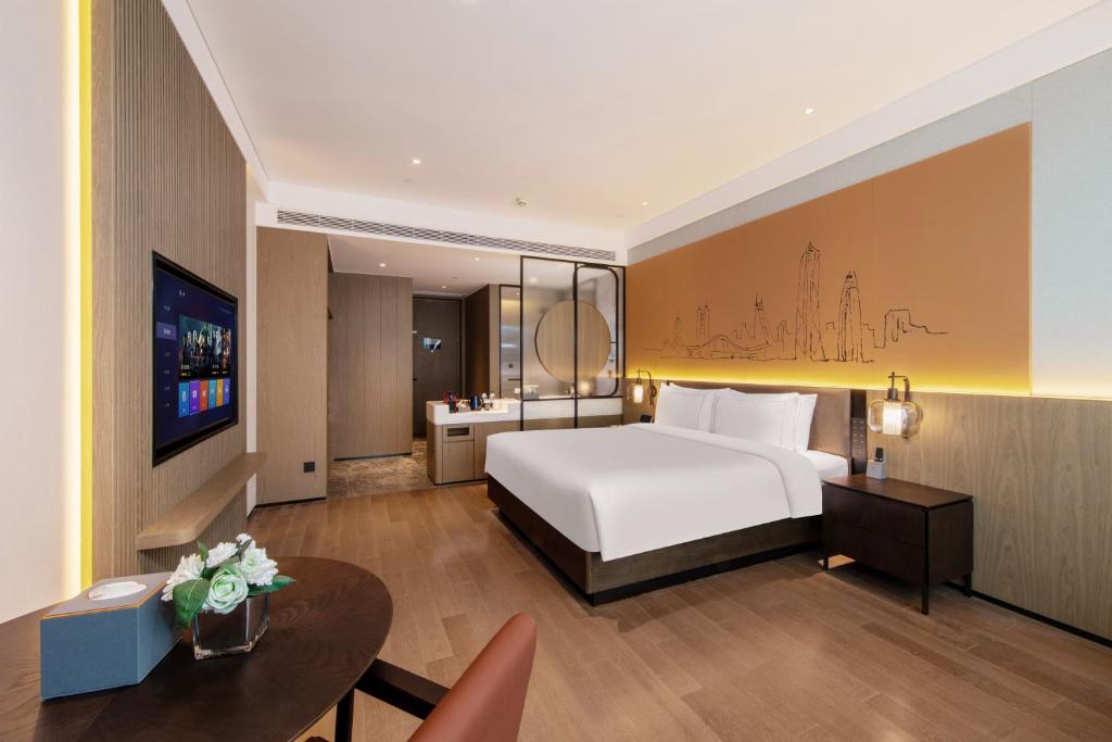 Postel nebo postele na pokoji v ubytování UrCove by HYATT Shenzhen Luohu