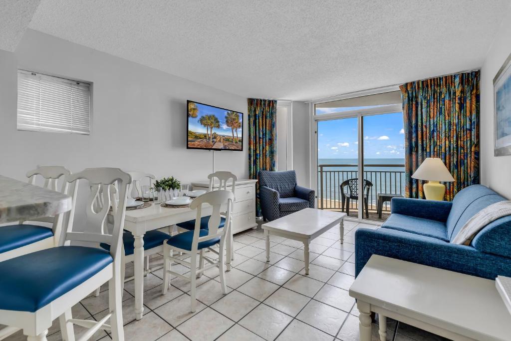 una sala de estar con un sofá y una mesa en Atlantica 601, en Myrtle Beach
