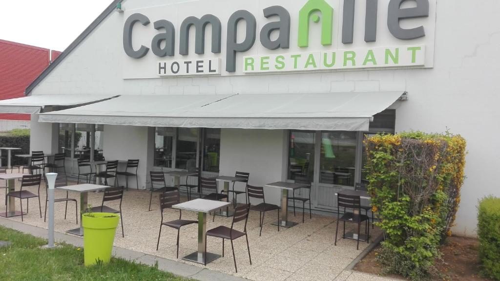 un groupe de tables et de chaises devant un restaurant dans l'établissement Campanile Clermont-Ferrand Sud Issoire, à Issoire