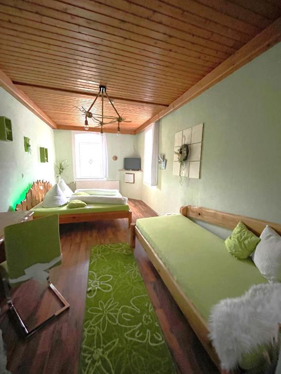 Postel nebo postele na pokoji v ubytování Gasthof Wölger