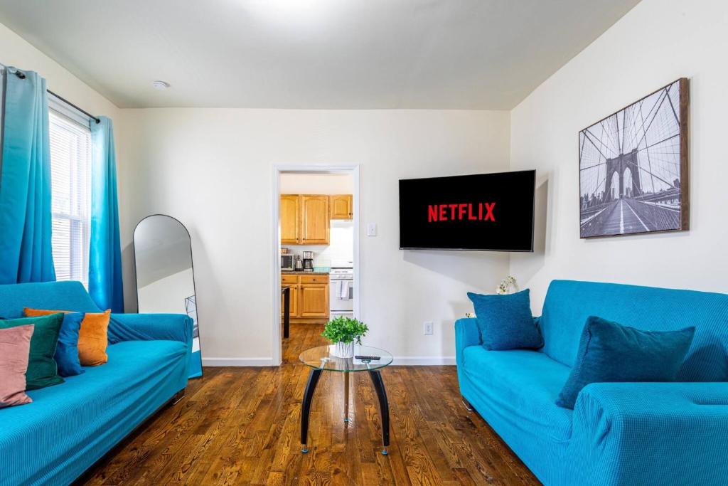Χώρος καθιστικού στο Family Apt: 2BR FREE Parking Airprt City Links
