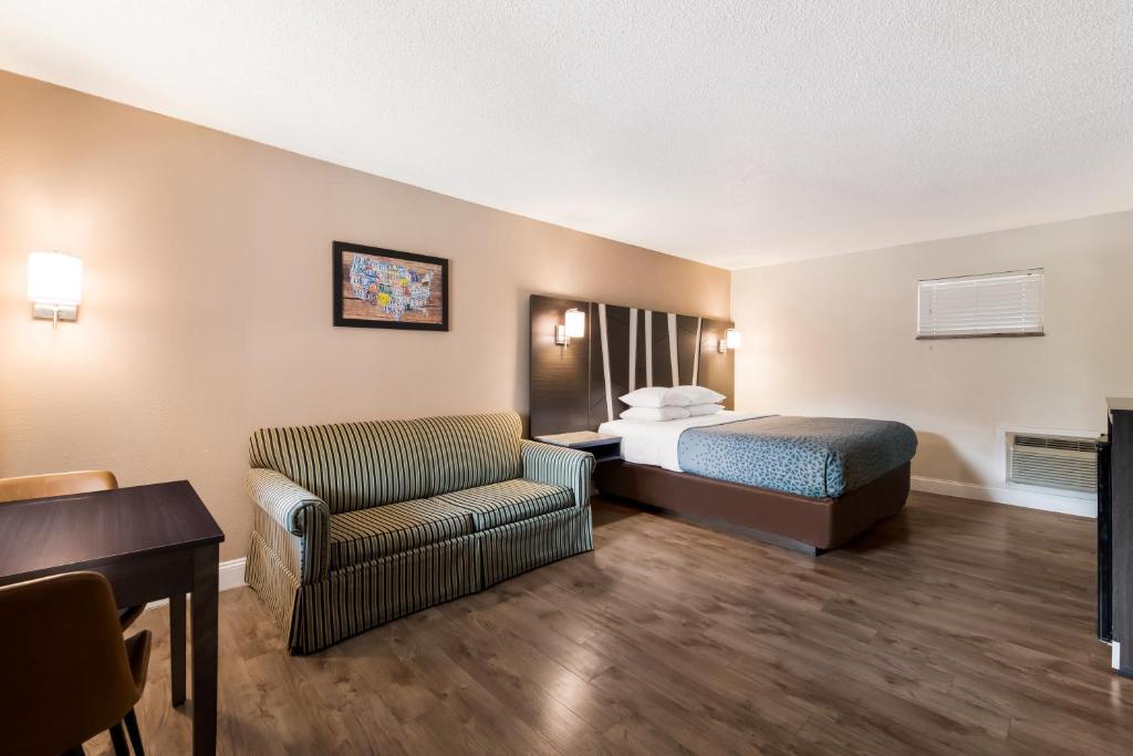 Econo Lodge Inn & Suites on the River photo