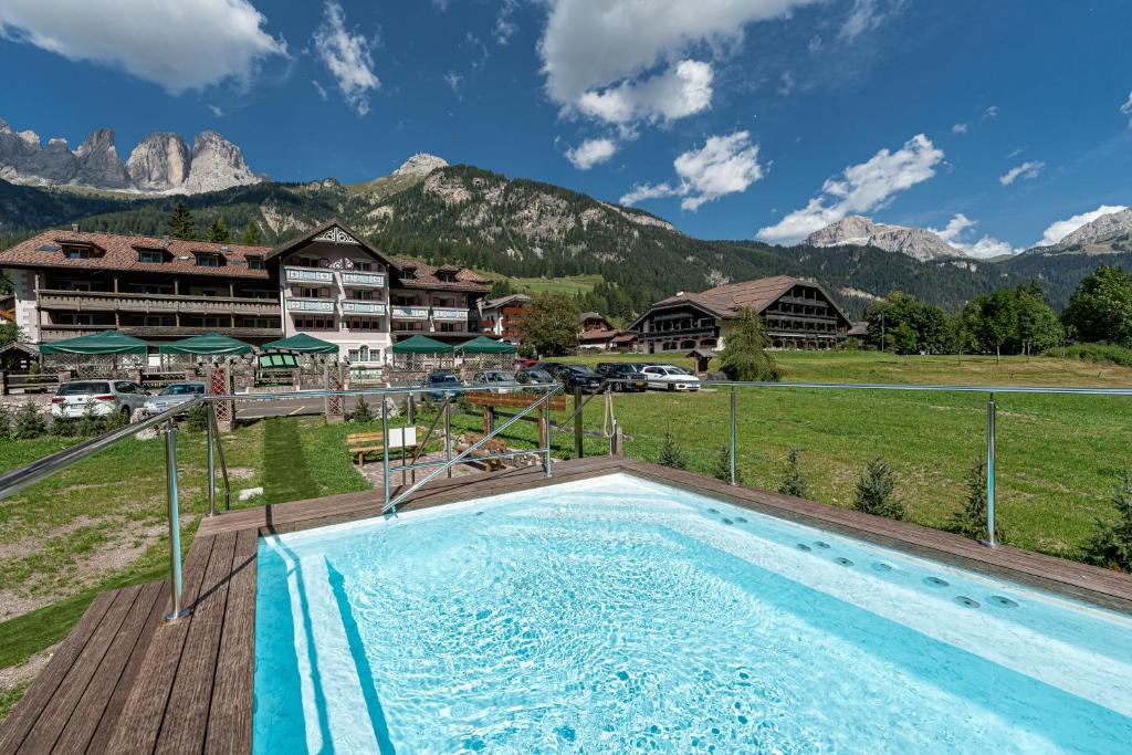 Nespecifikovaný výhled na hory nebo výhled na hory při pohledu z hotelu