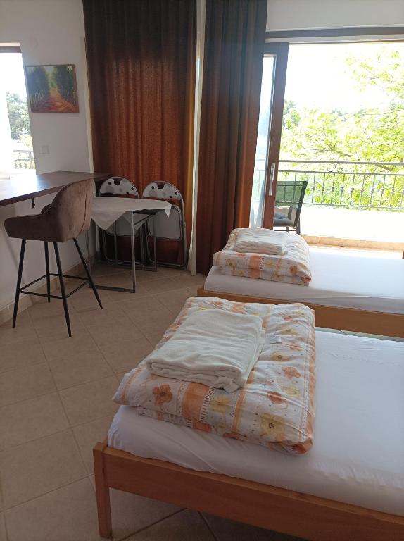 Łóżko lub łóżka w pokoju w obiekcie Rooms & Apartment Hegic