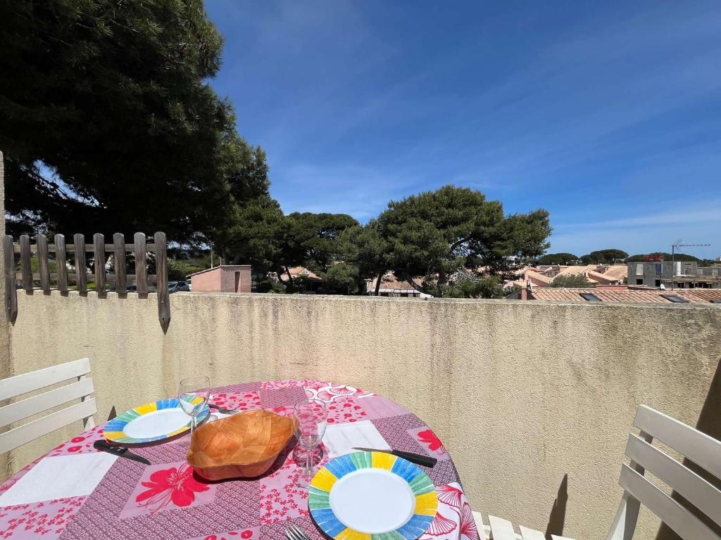 une table avec une nappe sur une clôture dans l'établissement Appartement 2 pièces - Gruissan GN320-037, à Gruissan