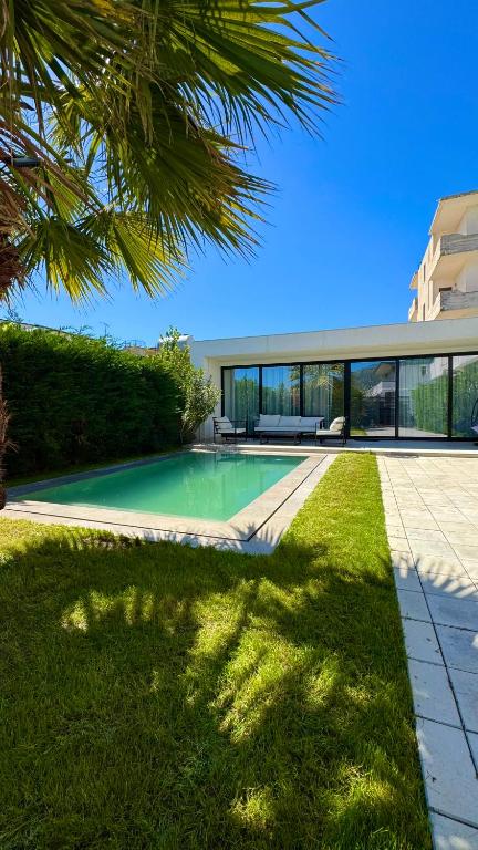 Bazén v ubytování White Beach Villa 2 - Luxury nebo v jeho okolí