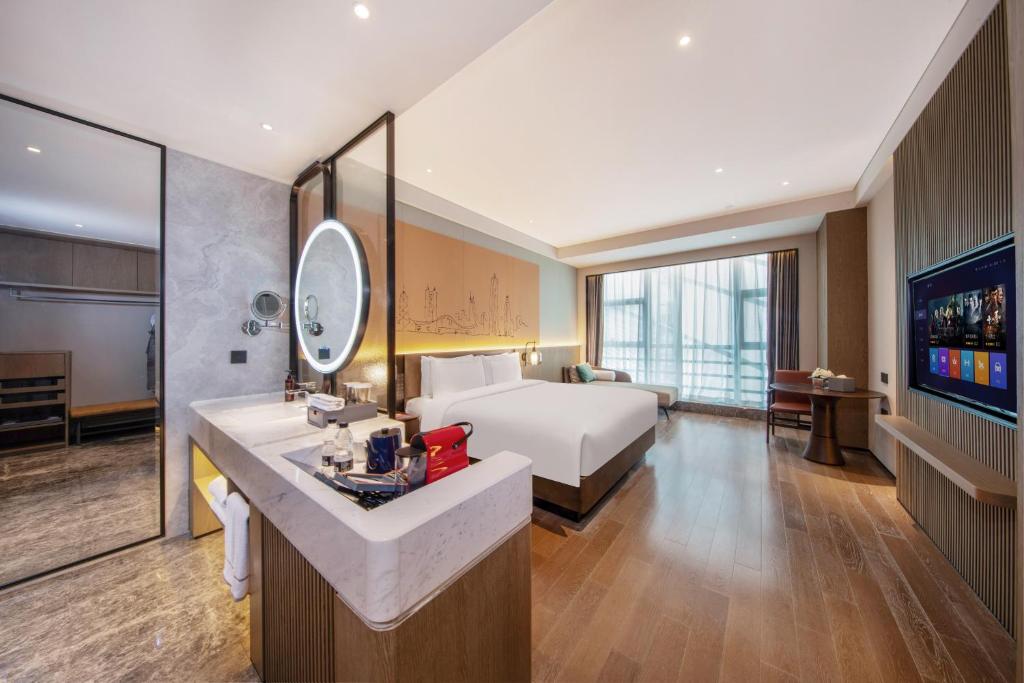 Postel nebo postele na pokoji v ubytování UrCove by HYATT Shenzhen Luohu