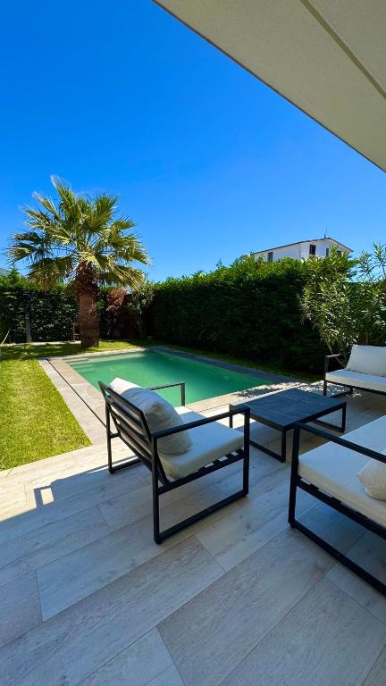 Bazén v ubytování White Beach Villa 2 - Luxury nebo v jeho okolí