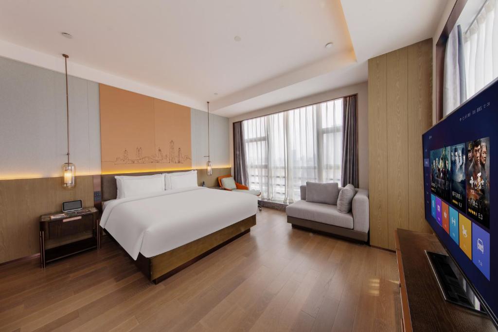 Postel nebo postele na pokoji v ubytování UrCove by HYATT Shenzhen Luohu