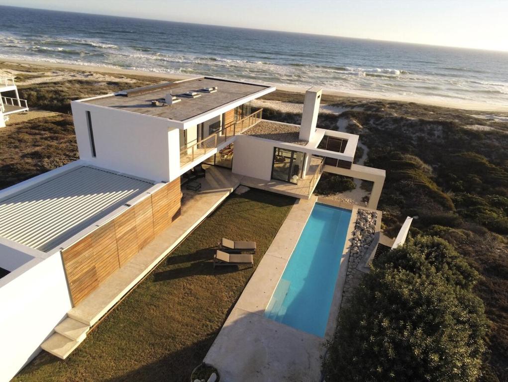 Πισίνα στο ή κοντά στο VAME Beach Front Bungalow