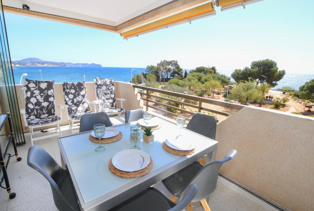 stół na balkonie z widokiem na ocean w obiekcie Calpe place w mieście Calpe