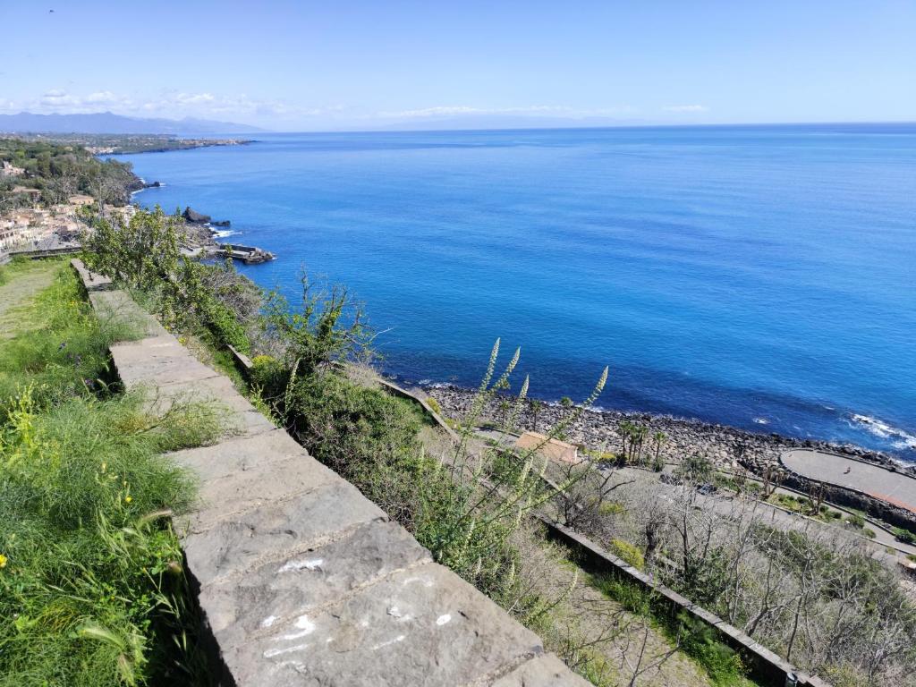 ein Blick auf das Meer von einem Hügel in der Unterkunft La Casa Di Via Marzulli in Acireale