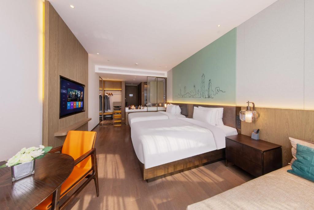 Postel nebo postele na pokoji v ubytování UrCove by HYATT Shenzhen Luohu