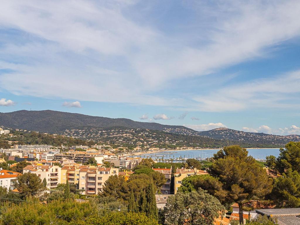 une vue d'une ville et d'un plan d'eau dans l'établissement Apartment Les Villas de la Baie by Interhome, à Cavalaire-sur-Mer