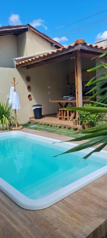 ein Swimmingpool vor einem Haus in der Unterkunft Casa do Bougainvillea Mundaú-Trairi-Ce in Mundaú