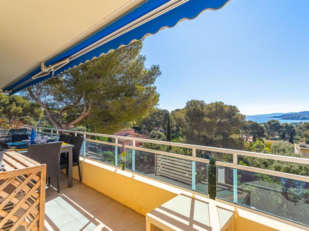 une vue depuis le balcon d'une maison dans l'établissement Apartment Les Parcs du Soleil by Interhome, à Bormes-les-Mimosas