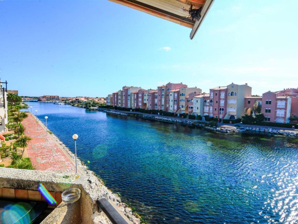 une vue d'une rivière dans une ville avec des bâtiments dans l'établissement Apartment Les Marquises-4 by Interhome, au Barcarès