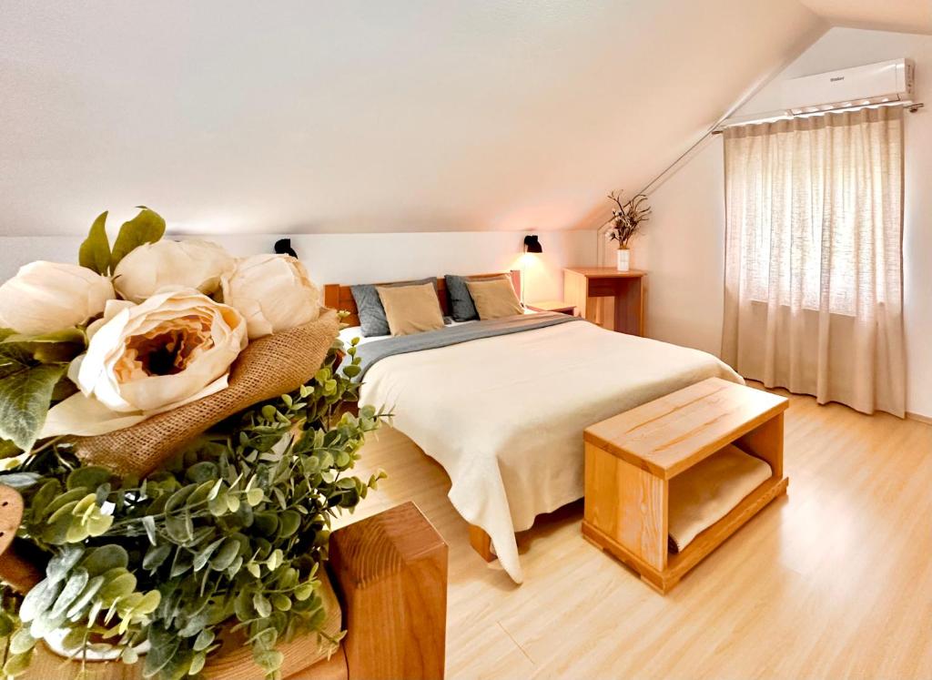 ein Schlafzimmer mit einem Bett mit Blumen darauf in der Unterkunft Apartments Sanja in Rakovica