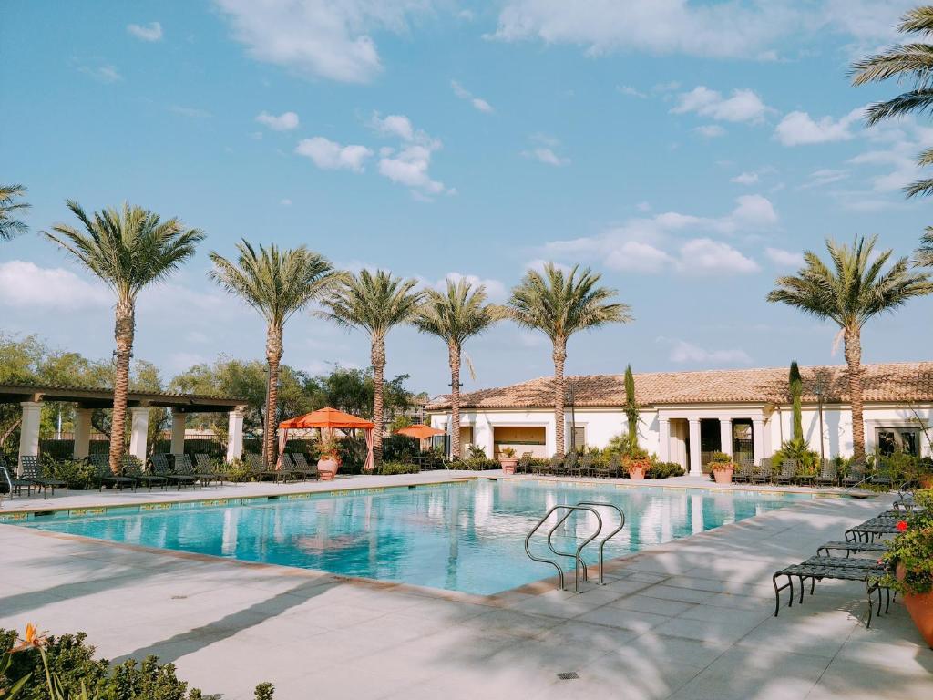 una piscina con palme sullo sfondo di FB Master a Irvine