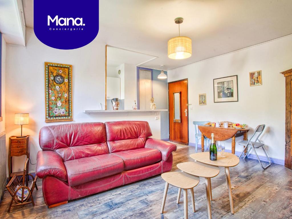 un salon avec un canapé rouge et une table dans l'établissement Le Montebello - Gare accessible à pied - Centre Ville, à Trouville-sur-Mer