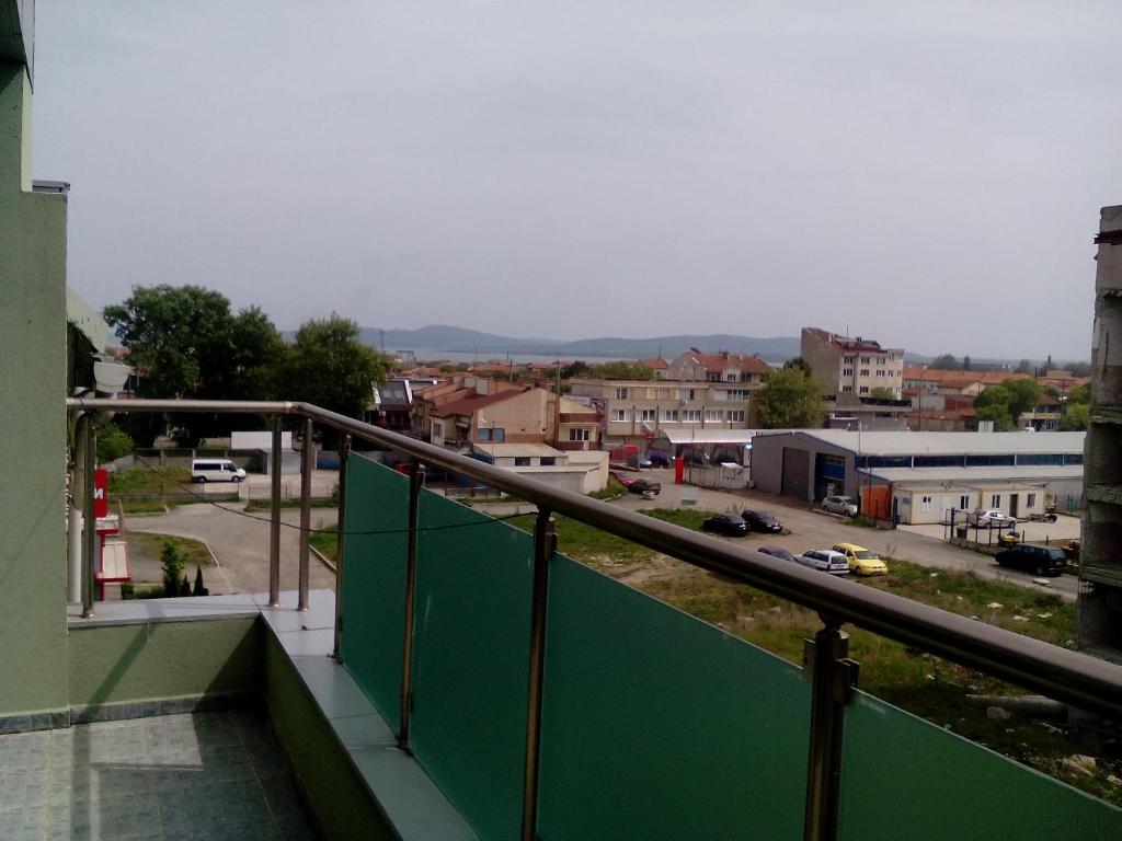 Елка - Studio Avec Balcon Et Vue En Ville