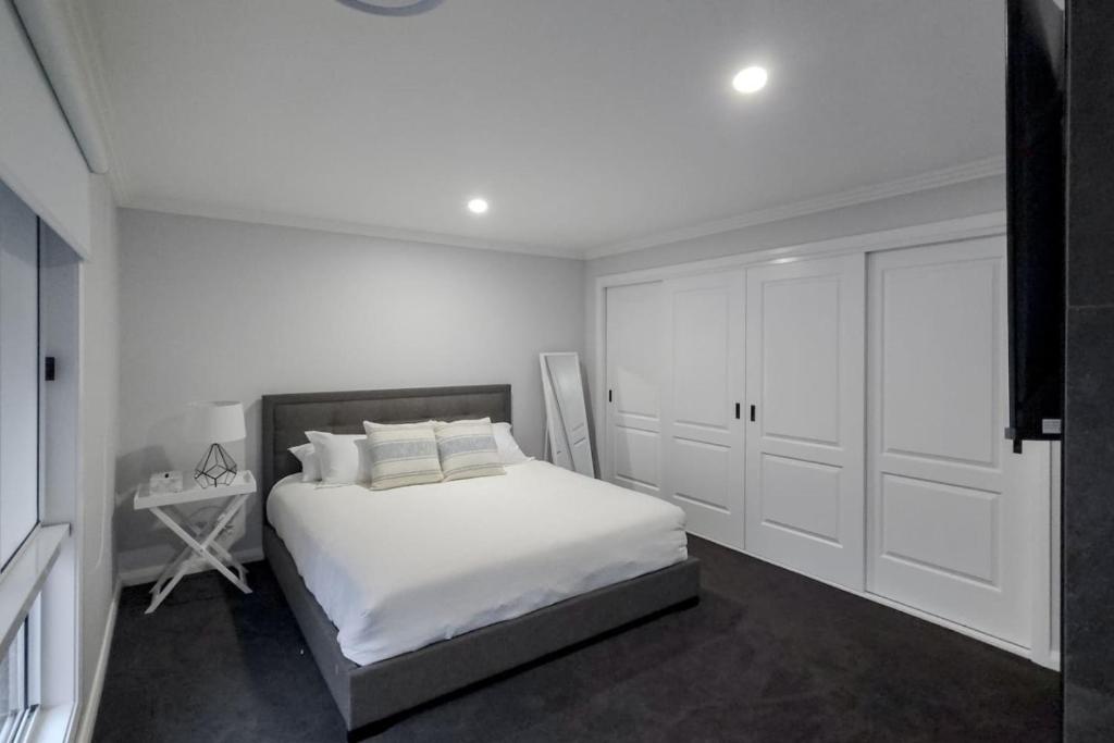 Postel nebo postele na pokoji v ubytování Tanderra - Spacious Central Wagga Townhouse