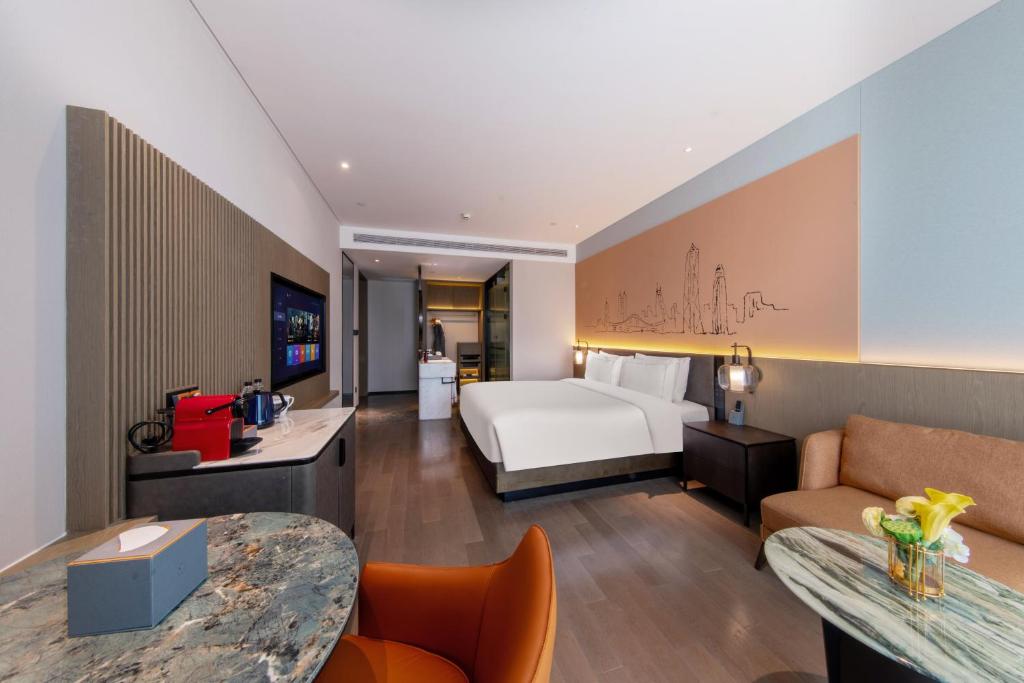Postel nebo postele na pokoji v ubytování UrCove by HYATT Shenzhen Luohu