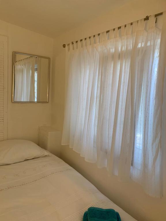 Ein Bett oder Betten in einem Zimmer der Unterkunft Le Petit Chene
