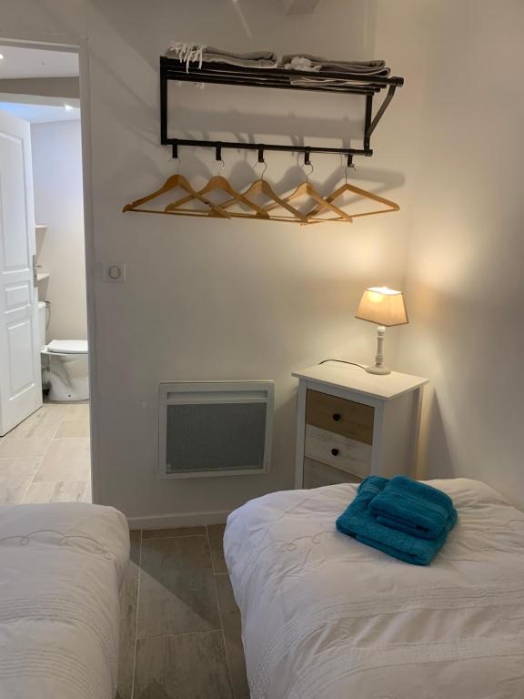 Ein Bett oder Betten in einem Zimmer der Unterkunft Le Petit Chene