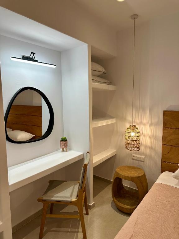 Postel nebo postele na pokoji v ubytování Akrogiali rooms