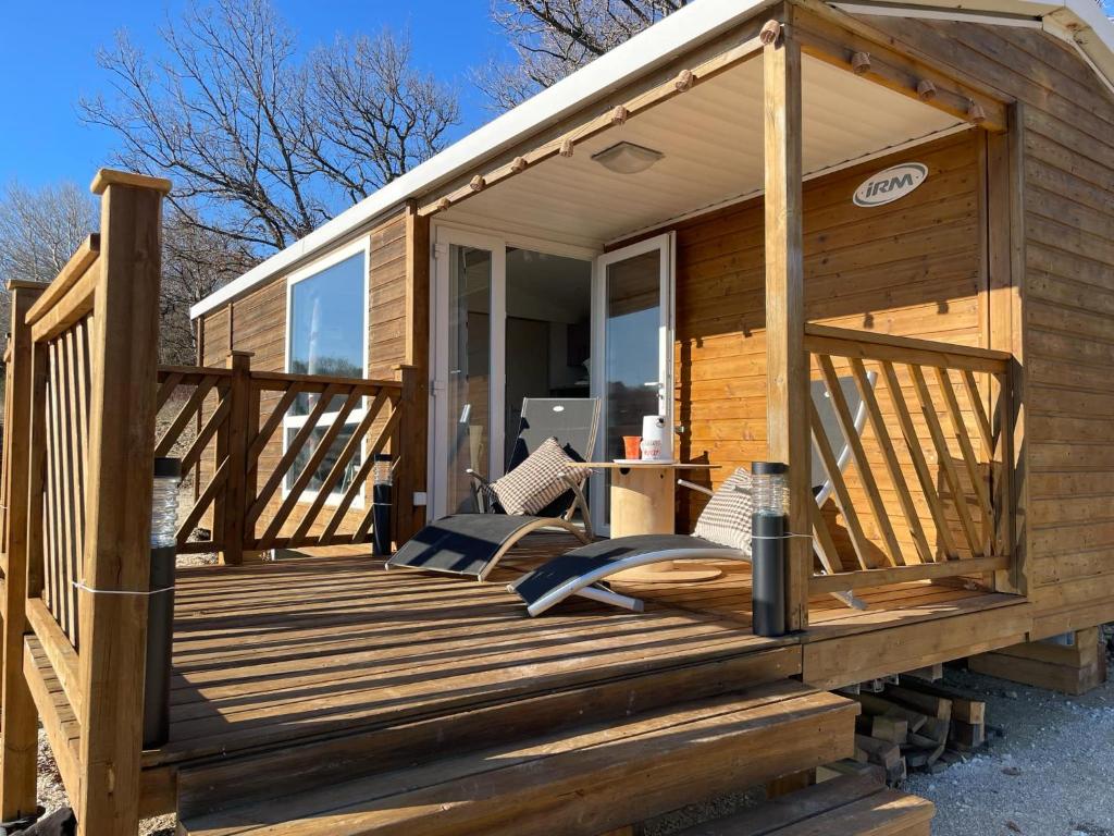 Photo de la galerie de l'établissement Bungalow Mas des Tortues, à Salles-sous-Bois