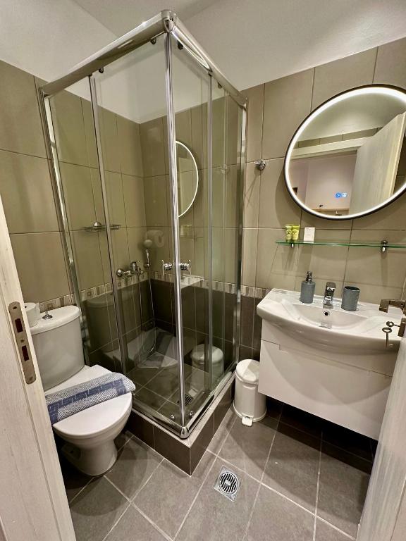 Koupelna v ubytování Akrogiali rooms