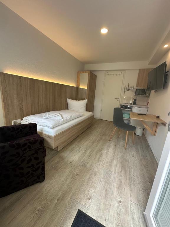 une chambre avec un lit, un bureau et une chaise dans l'établissement Einzelzimmer mit Bad in Heiligenstadt, à Heilbad Heiligenstadt