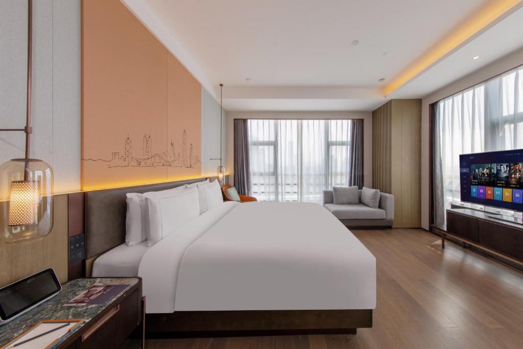 Postel nebo postele na pokoji v ubytování UrCove by HYATT Shenzhen Luohu
