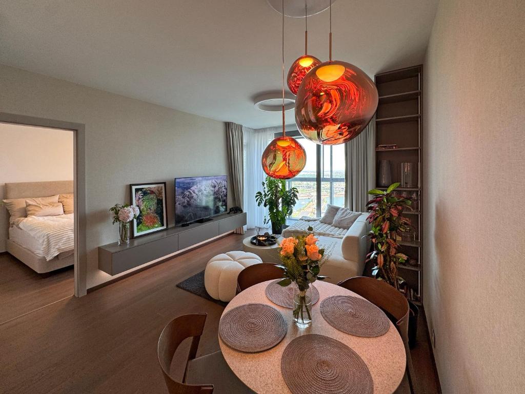 een woonkamer met een tafel en een kamer met een bank bij Luxury Apartment 34th Floor Eurovea Tower in Ovsište