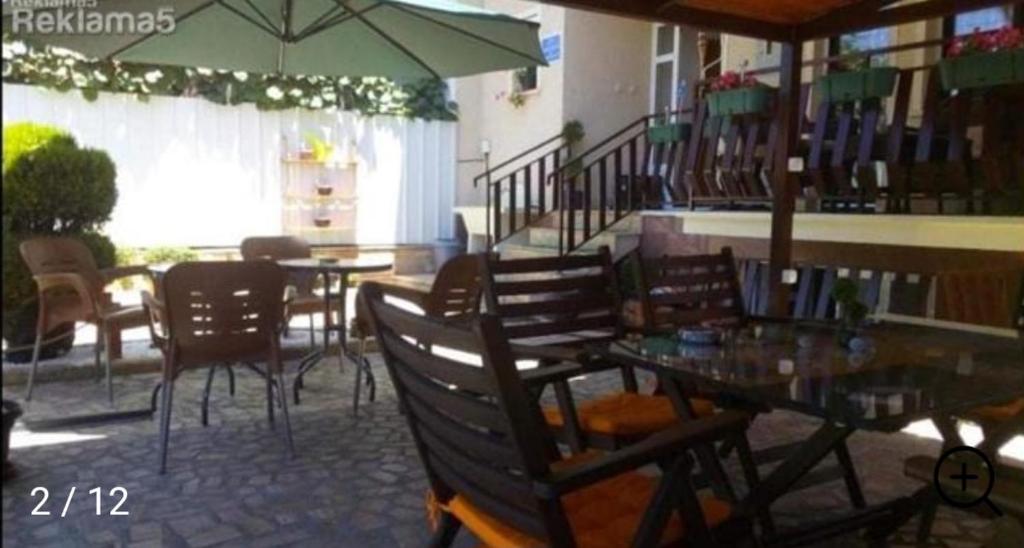 奥赫里德Guest house Kiko的带桌椅和遮阳伞的露台