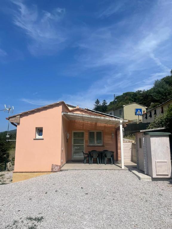 a pink house with a table in front of it at Casa Belvedere in Sasso Pisano