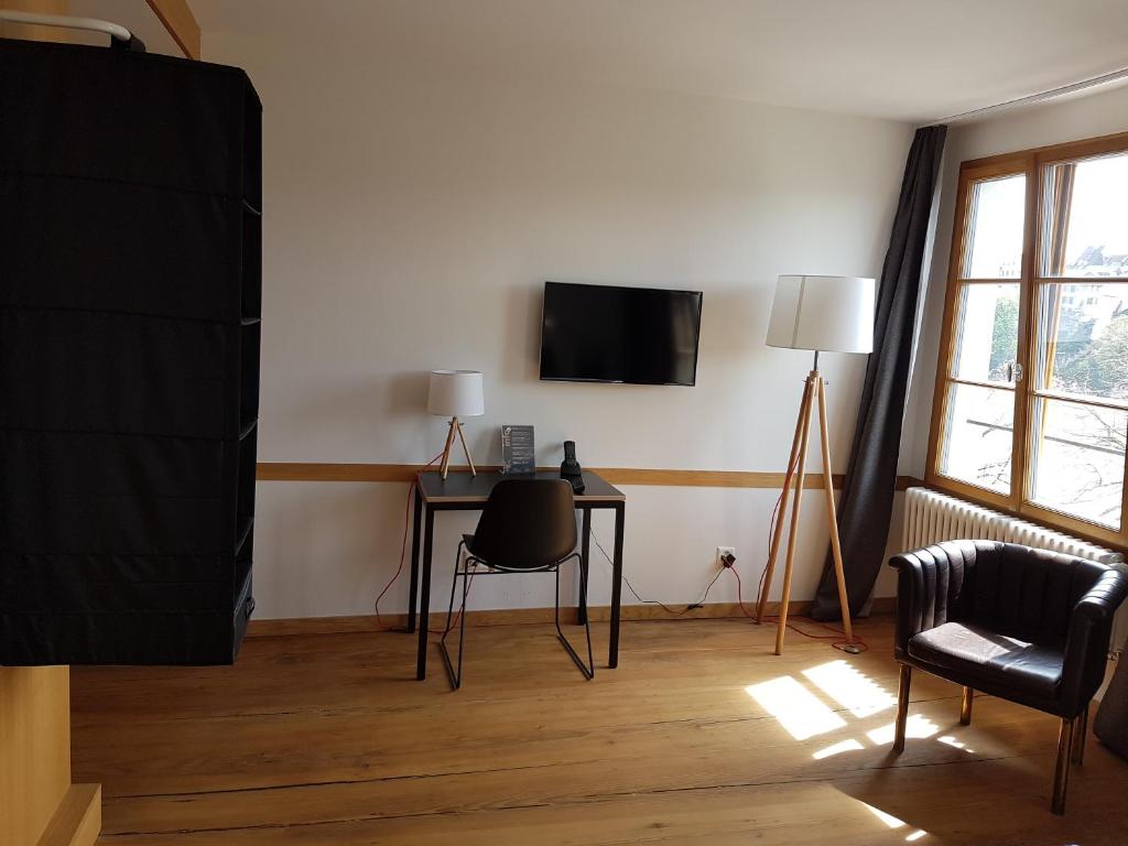 TV a/nebo společenská místnost v ubytování East West Hotel Basel