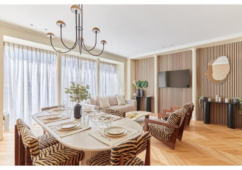 une salle à manger avec une table et des chaises dans l'établissement Incredible AC Apartment 3 bedrooms Center of Paris by Studio Prestige, à Paris