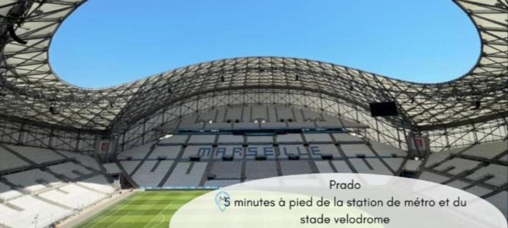 un rendu d'un stade de football avec une scène dans l'établissement T4 Prado vélodrome plage 3 chambres, à Marseille
