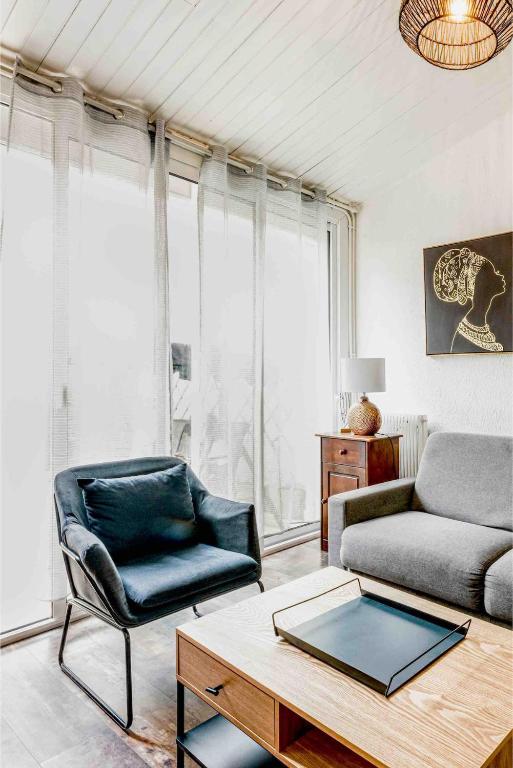 un salon avec un canapé et une chaise dans l'établissement Maison, villa, à Castelnau-le-Lez