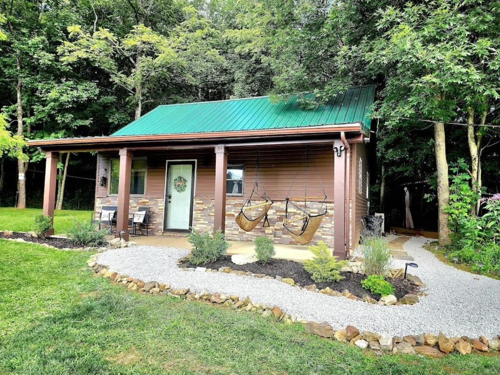 New StraitsvilleにあるDeer Haven Cabinの緑の屋根の小屋