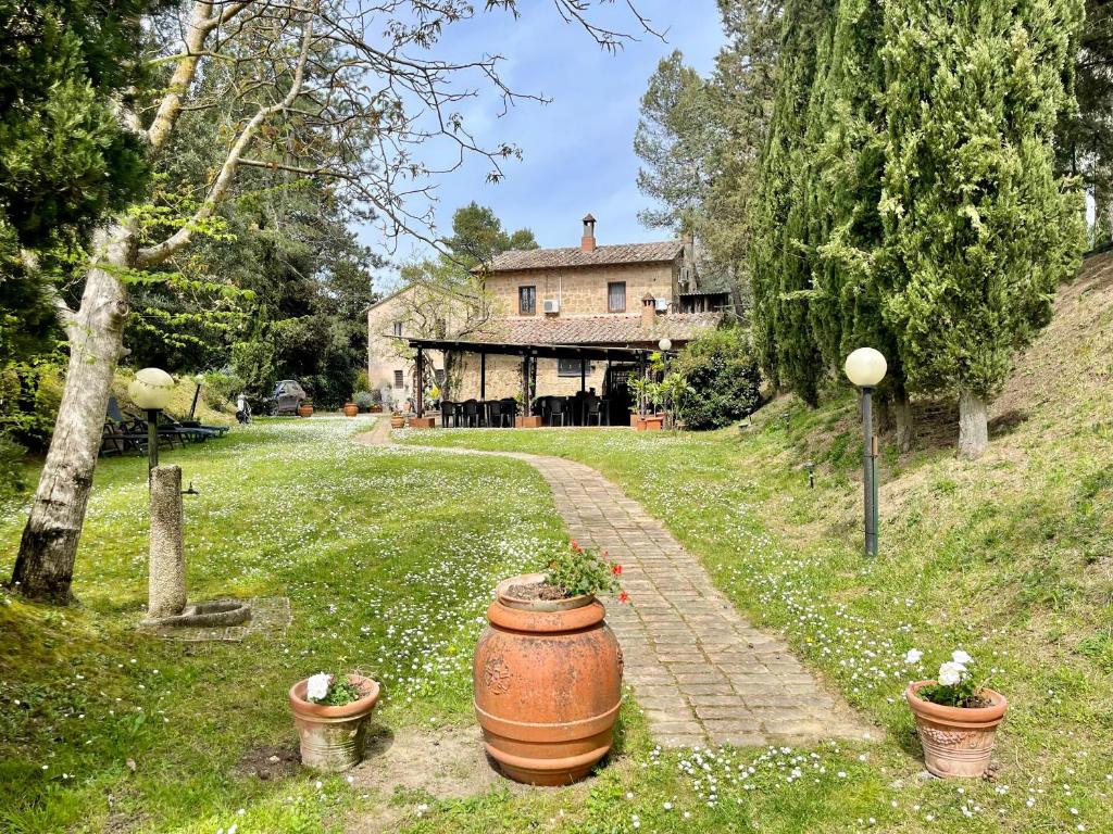 Taman di luar Agriturismo, Casa Archi